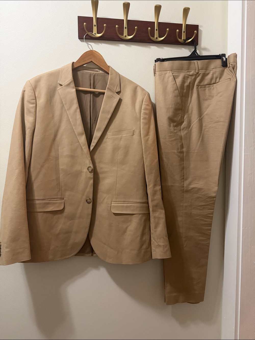 Classic Men’s Tan Two-Piece Blazer and Pants Set Size 34 Regular
